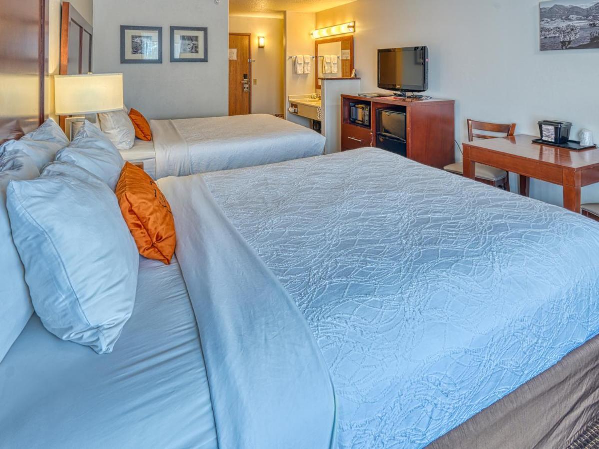 Yellowstone River & Hotel